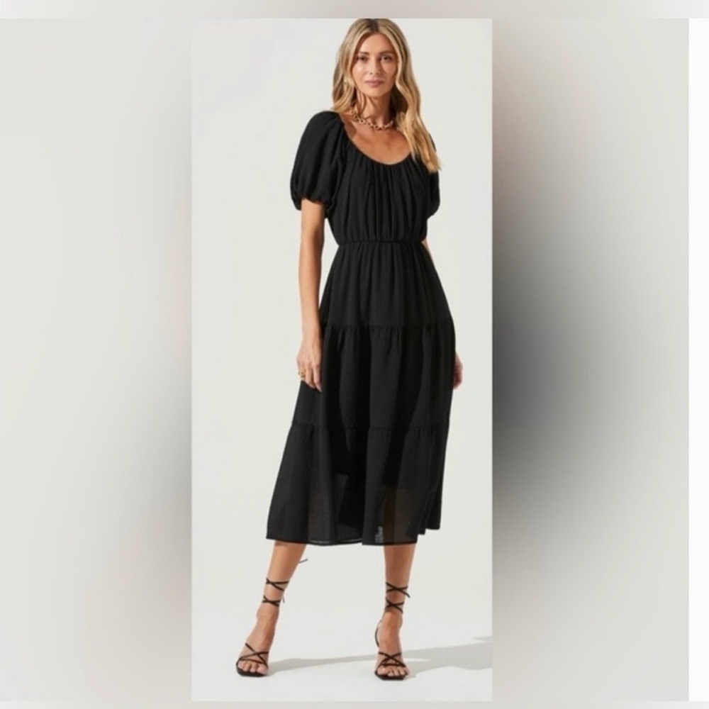 ASTR THE LABEL Shoulder‎ Smocked Tiered Midi Dress size Medium in Black